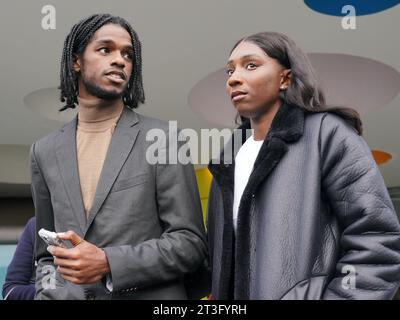 Die Athleten Bianca Williams und Ricardo Dos Santos sprechen vor dem Palestra House in London, nachdem das Urteil wegen des groben Fehlverhaltens von fünf Polizisten bei ihrer Ankunft und Suche gefällt wurde. Die Disziplinarverhandlung hat ergeben, dass das Verhalten der beiden Metropolitan Police - PC Jonathan Clapham und PC Sam Franks - ein grobes Fehlverhalten war. Es wurde festgestellt, dass der kommissarische Polizeibeamte Rachel Simpson, PC Allan Casey und PC Michael Bond keine Standards verletzt haben. Frau Williams und Herr Dos Santos wurden in Maida Vale, Nord-London i, angehalten und mit Handschellen verbunden Stockfoto