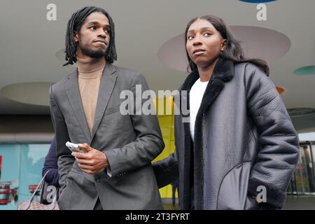 Die Athleten Bianca Williams und Ricardo Dos Santos sprechen vor dem Palestra House in London, nachdem das Urteil wegen des groben Fehlverhaltens von fünf Polizisten bei ihrer Ankunft und Suche gefällt wurde. Die Disziplinarverhandlung hat ergeben, dass das Verhalten der beiden Metropolitan Police - PC Jonathan Clapham und PC Sam Franks - ein grobes Fehlverhalten war. Es wurde festgestellt, dass der kommissarische Polizeibeamte Rachel Simpson, PC Allan Casey und PC Michael Bond keine Standards verletzt haben. Frau Williams und Herr Dos Santos wurden in Maida Vale, Nord-London i, angehalten und mit Handschellen verbunden Stockfoto