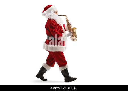 Profilaufnahme des weihnachtsmanns, der auf weißem Hintergrund ein Saxophon spielt und läuft Stockfoto