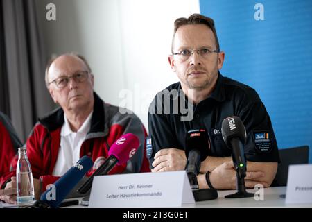 Cuxhaven, Deutschland. Oktober 2023. Michael Ippich (l) vom Deutschen Such- und Rettungsdienst für Seeschifffahrt, Robby Renner (r), Leiter des Deutschen Unfallkommandos für Seeschifffahrt, bei einer Pressekonferenz. Nach der Kollision zweier Frachtschiffe in der Nordsee südwestlich von Helgoland geht das Durchschnittskommando von dem Tod der vier vermissten Seeleute aus. Quelle: Sina Schuldt/dpa/Alamy Live News Stockfoto