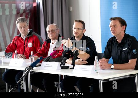 Cuxhaven, Deutschland. Oktober 2023. Christian Stipeldey (l-r), Pressesprecher des Deutschen Such- und Rettungsdienstes für Seeschifffahrt, Michael Ippich vom Deutschen Such- und Rettungsdienst für Seeschifffahrt, Robby Renner, Leiter des Havariekommandos, und Benedikt Spangardt, Pressesprecher des Havariekommandos, bei einer Pressekonferenz. Nach der Kollision zweier Frachtschiffe in der Nordsee südwestlich von Helgoland geht das Durchschnittskommando von dem Tod der vier vermissten Seeleute aus. Quelle: Sina Schuldt/dpa/Alamy Live News Stockfoto