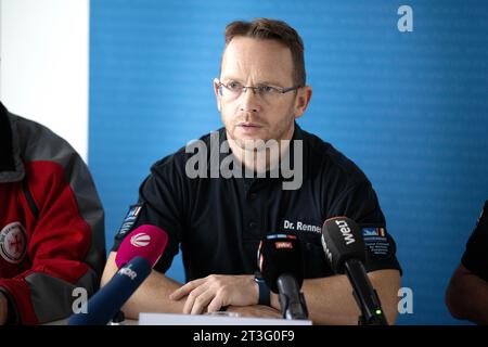 Cuxhaven, Deutschland. Oktober 2023. Robby Renner, Chef von Havariekommando, spricht auf einer Pressekonferenz. Nach der Kollision zweier Frachtschiffe in der Nordsee südwestlich von Helgoland geht das Durchschnittskommando von dem Tod der vier vermissten Seeleute aus. Quelle: Sina Schuldt/dpa/Alamy Live News Stockfoto