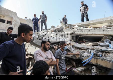 Rafah, Palästinensische Gebiete. Oktober 2023. Palästinenser inspizieren ein zerstörtes Haus nach einem israelischen Luftangriff auf Rafah im südlichen Gazastreifen. Abed Rahim Khatib/dpa/Alamy Live News Stockfoto