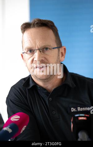 Cuxhaven, Deutschland. Oktober 2023. Robby Renner, Chef von Havariekommando, spricht auf einer Pressekonferenz. Nach der Kollision zweier Frachtschiffe in der Nordsee südwestlich von Helgoland geht das Durchschnittskommando von dem Tod der vier vermissten Seeleute aus. Quelle: Sina Schuldt/dpa/Alamy Live News Stockfoto