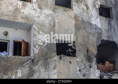 Rafah, Palästinensische Gebiete. Oktober 2023. Ein Palästinenser sitzt in einem zerstörten Haus nach einem israelischen Luftangriff auf Rafah im südlichen Gazastreifen. Abed Rahim Khatib/dpa/Alamy Live News Stockfoto