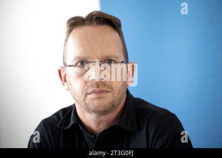 Cuxhaven, Deutschland. Oktober 2023. Robby Renner, Chef des Durchschnittskommandos, hat auf einer Pressekonferenz aufgezeichnet. Nach der Kollision zweier Frachtschiffe in der Nordsee südwestlich von Helgoland geht das Havariekommando von dem Tod der vier vermissten Seeleute aus. Quelle: Sina Schuldt/dpa/Alamy Live News Stockfoto