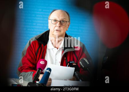 Cuxhaven, Deutschland. Oktober 2023. Michael Ippich von der Deutschen Gesellschaft zur Rettung von Castaways spricht auf einer Pressekonferenz. Nach der Kollision zweier Frachtschiffe in der Nordsee südwestlich von Helgoland geht das Durchschnittskommando von dem Tod der vier vermissten Seeleute aus. Quelle: Sina Schuldt/dpa/Alamy Live News Stockfoto