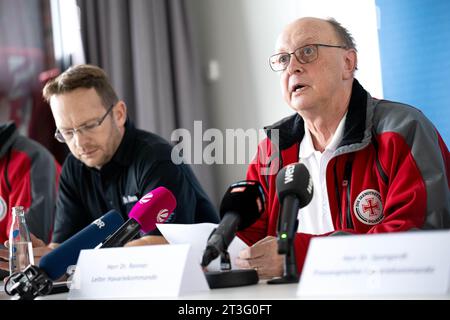 Cuxhaven, Deutschland. Oktober 2023. Michael Ippich (r) vom Deutschen Such- und Rettungsdienst für Seeschifffahrt und Robby Renner (l), Leiter des Deutschen Seeunfallkommandos, bei einer Pressekonferenz. Nach der Kollision zweier Frachtschiffe in der Nordsee südwestlich von Helgoland geht das Durchschnittskommando von dem Tod der vier vermissten Seeleute aus. Quelle: Sina Schuldt/dpa/Alamy Live News Stockfoto