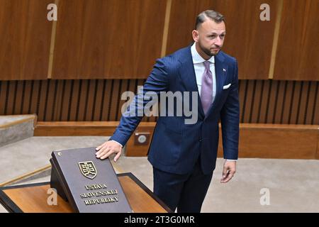 Bratislava, Slowakei. Oktober 2023. Der slowakische Parlamentsabgeordnete Matus Sutaj-Estok (im Bild) und die neu gewählten Abgeordneten schwören im slowakischen Parlament während der konstituierenden Sitzung des neuen slowakischen parlaments in Bratislava, Slowakei, am 25. Oktober 2023. Quelle: Vaclav Salek/CTK Photo/Alamy Live News Stockfoto