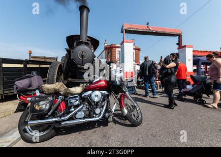 Motorrad- und Traktionsmotor vor dem Foresters Arms Pub in Southend on Sea, Essex, Großbritannien, während des Shakedown-Events. Pub wurde abgerissen Stockfoto