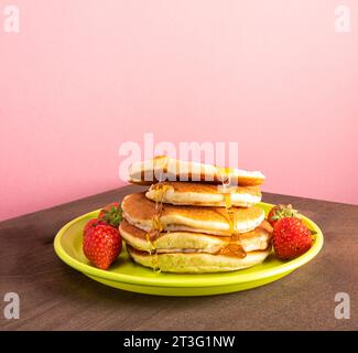Ein Teller Pfannkuchen mit Erdbeeren und Sirup Stockfoto