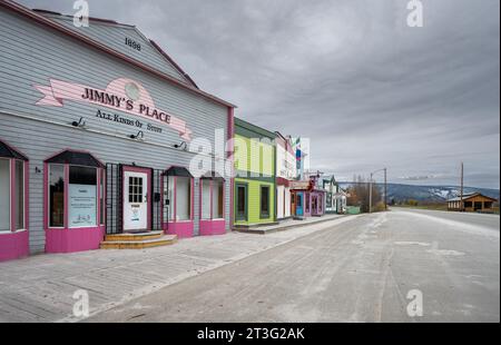 Dawson City, Yukon, Kanada – 5. Oktober 2023: Außenansicht des historischen Gebäudes mit Jimmy’s Place an der Front Street Stockfoto