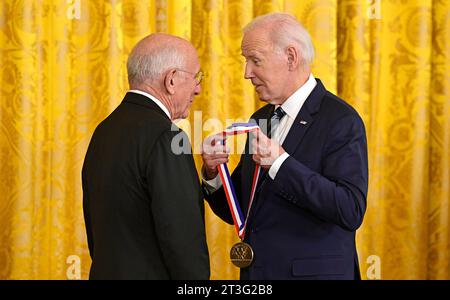 US-Präsident Joe Biden vergibt die National Medal of Technology and Innovation an Steven Rosenberg vom National Cancer Institute (NCI) des National Institutes of Health (NIH) während einer Zeremonie im East Room des Weißen Hauses in Washington, DC am Dienstag, den 24. Oktober 2023. Kredit: Ron Sachs/CNP Stockfoto