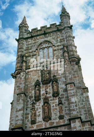 Statuen in Nischen auf der W-Seite des 15. W-Turms der Holy Trinity Church, St Austell, Cornwall, England, Vereinigtes Königreich: Pyramidenanordnung mit einer Dreifaltigkeit an der Spitze. Stockfoto