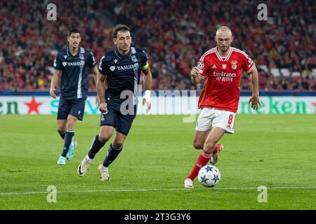 Oktober 2023. Lissabon, Portugal. Real Sociedads Stürmer aus Spanien Mikel Oyarzabal (10) und Benficas Mittelfeldspieler aus Norwegen Fredrik Aursnes (8) im Spiel am dritten Spieltag der Gruppe D für die UEFA Champions League, Benfica 0 gegen 1 Real Sociedad Credit: Alexandre de Sousa/Alamy Live News Stockfoto