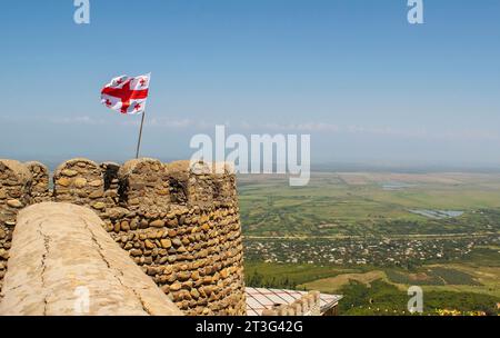 Sighnagli, Georgien. Überblick über die Weinprovinz Kakheti von der Signagi-Mauer. Die georgische Flagge winkt auf einem Mauerturm Stockfoto