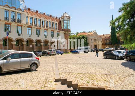 Sighnagli, Georgia - 11. August 2023: Stadtzentrum mit Gebäude der Stadtverwaltung Signagi im Sommer Stockfoto