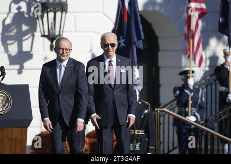 Washington, Usa. Oktober 2023. US-Präsident Joe Biden und Premierminister Anthony Albanese von Australien während der Begrüßungszeremonie im Weißen Haus in Washington, DC am Mittwoch, den 25. Oktober 2023. Die Biden richten den Premierminister zu einem offiziellen Besuch in den Vereinigten Staaten aus. Kredit: Chris Kleponis/CNP Kredit: Abaca Press/Alamy Live News Stockfoto