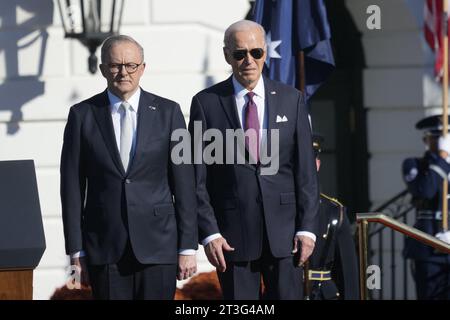 Washington, Usa. Oktober 2023. US-Präsident Joe Biden und Premierminister Anthony Albanese von Australien während der Begrüßungszeremonie im Weißen Haus in Washington, DC am Mittwoch, den 25. Oktober 2023. Die Biden richten den Premierminister zu einem offiziellen Besuch in den Vereinigten Staaten aus. Kredit: Chris Kleponis/CNP Kredit: Abaca Press/Alamy Live News Stockfoto