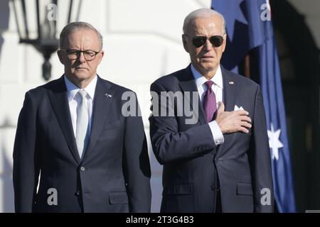 Washington, Usa. Oktober 2023. US-Präsident Joe Biden und Premierminister Anthony Albanese von Australien während der Begrüßungszeremonie im Weißen Haus in Washington, DC am Mittwoch, den 25. Oktober 2023. Die Biden richten den Premierminister zu einem offiziellen Besuch in den Vereinigten Staaten aus. Kredit: Chris Kleponis/CNP Kredit: Abaca Press/Alamy Live News Stockfoto