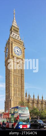 Renovierter Big Ben Uhrenturm, Westminster Palace, Houses of Parliament, England, mit einem offenen Tootbus und Taxi davor. Stockfoto