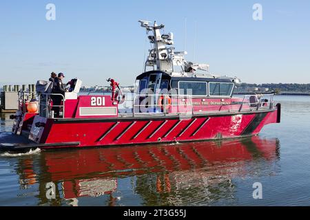 Alexandria, Virginia Fireboat 201, Marinekatrouillenboot auf dem Potomac River mit Feuerwehrleuten. Stockfoto