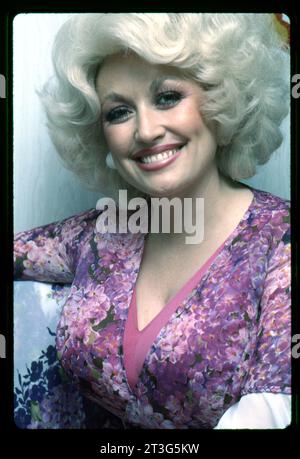 Ein Porträt der großen Dolly Parton in ihrem Tourbus während ihrer Tour im Mittleren Westen 1978. Stockfoto