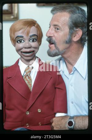 Ventriloquist, Erfinder, Maler, Akupunkteur und TV-Pionier Paul Winchell posiert mit seiner handgefertigten Puppe Jerry Mahoney. 1976 in Sylmar, CA. Winchell begann seine Fernsehkarriere, als es in Amerika nur 150 Fernsehgeräte gab. Stockfoto