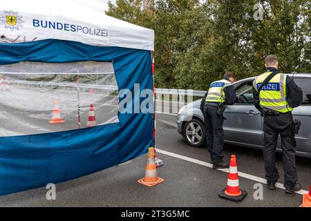 Bademeusel, Deutschland. Oktober 2023. Beamte der Bundespolizei sprechen mit dem Fahrer eines Autos auf der Autobahn A15 an der Grenze zwischen Polen und Deutschland. Seit dem 16. Oktober werden an den Grenzen zu Polen, der Tschechischen Republik und der Schweiz vorübergehend stationäre Kontrollen an den Binnengrenzen durchgeführt. (An dpa "Innenminister Stübgen kritisiert vorübergehenden Charakter von Grenzkontrollen") Credit: Frank Hammerschmidt/dpa/Alamy Live News Stockfoto