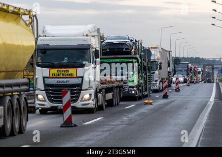 Bademeusel, Deutschland. Oktober 2023. Auf der Autobahn A15 an der Grenze zwischen Polen und Deutschland, wo eine stationäre Grenzkontrolle stattfindet, werden Lkw blockiert. Seit dem 16. Oktober werden an den Grenzen zu Polen, der Tschechischen Republik und der Schweiz vorübergehend stationäre Kontrollen an den Binnengrenzen durchgeführt. (An dpa "Innenminister Stübgen kritisiert vorübergehenden Charakter von Grenzkontrollen") Credit: Frank Hammerschmidt/dpa/Alamy Live News Stockfoto