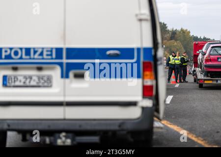 Bademeusel, Deutschland. Oktober 2023. Beamte der Bundespolizei kontrollieren den Fahrer eines Lieferwagens auf der Autobahn A15 an der Grenze zwischen Polen und Deutschland. Seit dem 16. Oktober werden an den Grenzen zu Polen, der Tschechischen Republik und der Schweiz vorübergehend stationäre Kontrollen an den Binnengrenzen durchgeführt. (An dpa "Innenminister Stübgen kritisiert vorübergehenden Charakter von Grenzkontrollen") Credit: Frank Hammerschmidt/dpa/Alamy Live News Stockfoto