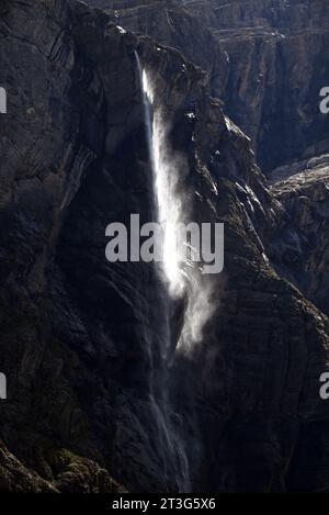 La grande Cascade de Gavarnie (der große Wasserfall von Gavarnie) in den Pyrenäen im Südwesten Frankreichs ist ein sehr bekannter touristischer Ort. Stockfoto