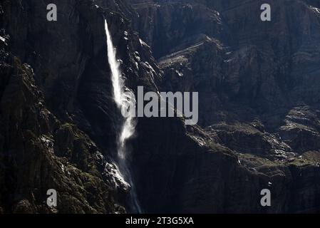 La grande Cascade de Gavarnie (der große Wasserfall von Gavarnie) in den Pyrenäen im Südwesten Frankreichs ist ein sehr bekannter touristischer Ort. Stockfoto