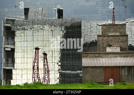 Der große Solarofen von Odeillo im Südwesten Frankreichs hat eine Leistung von 1 MW. Er ist der größte Solarofen der Welt und ist seit 1969 in Betrieb. Stockfoto