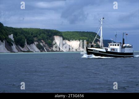13.05.1999 Insel Rügen/Kreidefelsen Deutschland/Mecklenburg Vorpommern/Ostseeküste/Insel Rügen/bei Sassnitz/Kreidefelsen/Kreideküste/Seeseite/Fischerboot/Schiff/Blick vom Wasser auf die Kreidefelsen/Nutzung nur redaktionell/ *** 13 05 1999 Insel Rügen Kreidefelsen Deutschland Mecklenburg Vorpommern Ostseeinsel Rügen bei Sassnitz Kreidefelsen Kreidefelsen Kalkküste Küstenfischen Blick auf das Boot vom Wasser bis zu den Kreidefelsen nur redaktionell. Credit: Imago/Alamy Live News Stockfoto