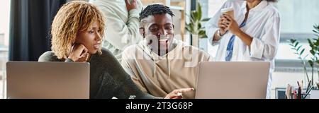 Zwei junge Menschen mit zugeschnittenem Blick auf ihre Freunde, die im Hintergrund sprechen, Geschäftskonzept, Banner Stockfoto