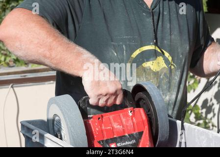 Eine Freimaurerkraft für das Schneiden von Steinen und Blöcken Eine Freimaurerkraft für die Arbeit an Steinen Credit: Imago/Alamy Live News Stockfoto