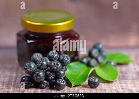 Würgebeeren und Würgebeermarmelade im Schraubglas Stockfoto