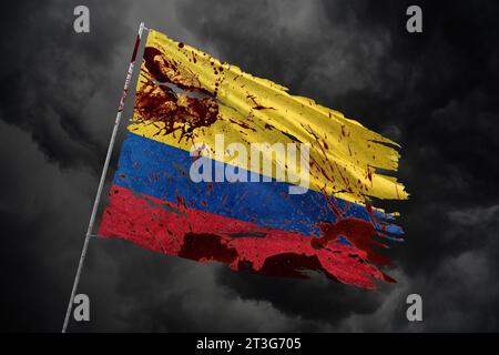 Kolumbien zerrissene Flagge auf dunklem Himmel Hintergrund mit Blutflecken. Stockfoto