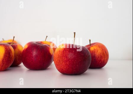 Gruppe von gelben roten Äpfeln. Bio-frische Früchte und Bild der Herbsternte Stockfoto