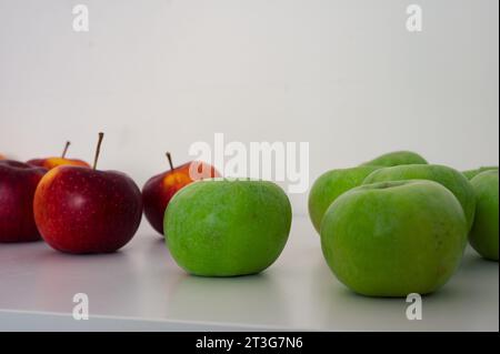 Gruppe gemischter grüner und roter Äpfel. Bio-frische Früchte und Bild der Herbstapfelernte Stockfoto