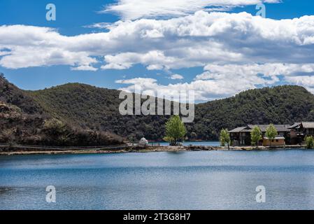 Die ruhige Oberfläche des Lugu-Sees in China Stockfoto