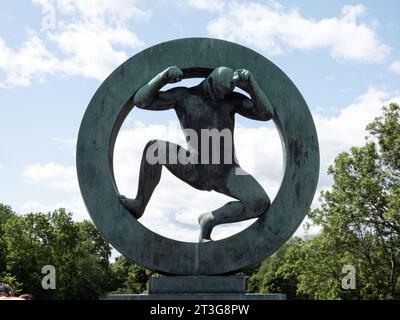 Eine der Skulpturen des Circle of Life im Vigeland Park, Oslo. Das Lebenswerk von Gustav Vigeland enthält über 200 Skulpturen in Bronxe, Granit und Wr Stockfoto