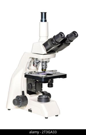Medizinische elektronische Geräte, trinokulares Mikroskop zur Untersuchung in einem wissenschaftlichen Labor. Isoliert auf weißem Hintergrund. Stockfoto