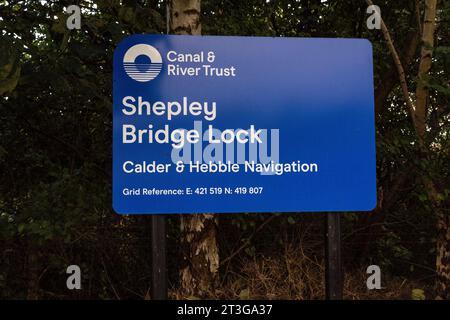 Shepley Bridge Lock Canal & River Trust Schild auf der Calder & Hebble Navigation in Mirfield, West Yorkshire, Großbritannien Stockfoto
