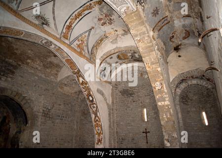 Kirche San Martin, innen mit Wandmalereien 18. Jahrhundert. Santa Maria de Buil, Ainsa-Sobrarbe Gemeinde, Provinz Huesca, Aragon, Spanien. Stockfoto