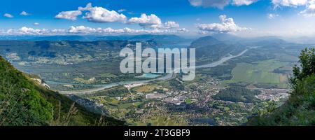 Grand Colombier Pass. Blick auf den Wald, die Straße, die Rhone, den Bourget-See, die Berge und die dahinter liegende Stadt Culoz Stockfoto