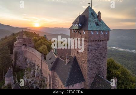 Frankreich, Bas Rhin, Alsace Wein Straße, Orschwiller, Haut Koenigsbourg Schloss am Fuße der Vogesen und mit Blick auf die Ebene des Elsass, mittelalterliche Burg aus dem 12. Jahrhundert, Es ist eingestuft als historisches Denkmal (Luftbild) Stockfoto