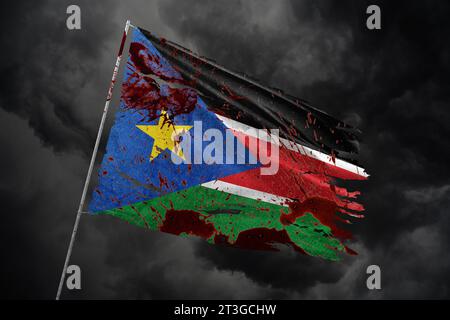 Südsudan zerrissene Flagge auf dunklem Himmel Hintergrund mit Blutflecken. Stockfoto