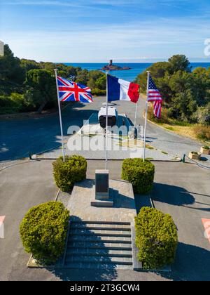 Frankreich, Var, Corniche de l'Esterel oder Corniche d'Or, Saint Raphael, Le Dramont, Lastkahn und Gedenkstele der Landung Stockfoto